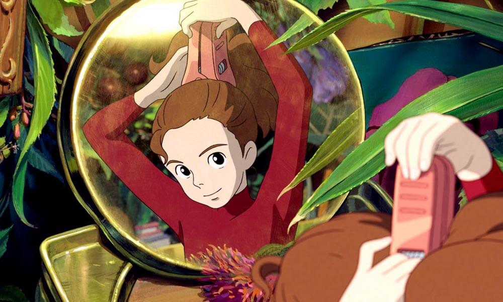 Arrietty arreglándose el pelo